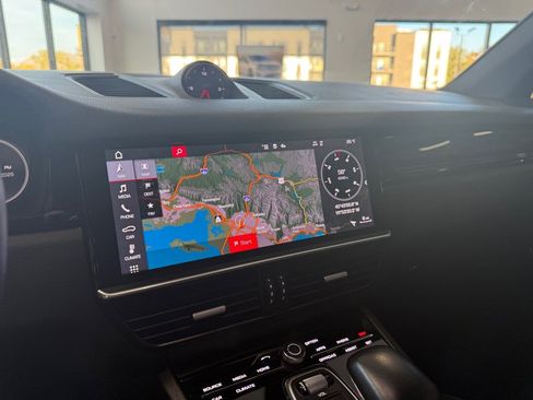 Used 2020 Porsche Cayenne AWD image 19