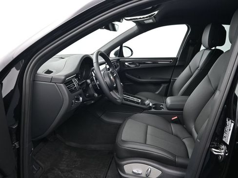 Certified 2026 Porsche Macan AWD/4WD image 4