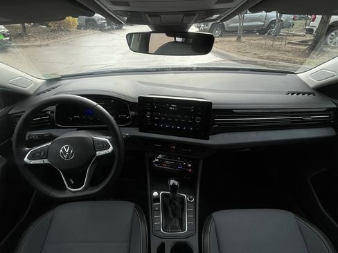 Used 2025 Volkswagen Jetta SE image 10