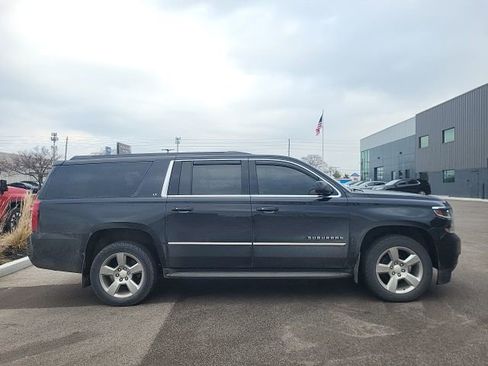 Used 2020 Chevrolet Suburban LT w/ Luxury Package image 2