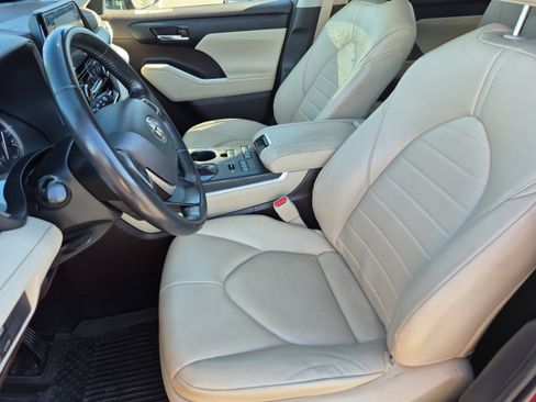 Used 2022 Toyota Highlander XLE AWD/4WD image 17
