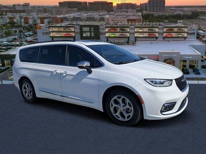 Used 2023 Chrysler Pacifica Limited
