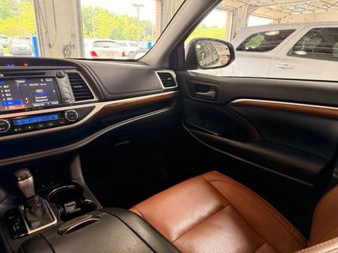 Used 2017 Toyota Highlander Limited AWD/4WD image 20