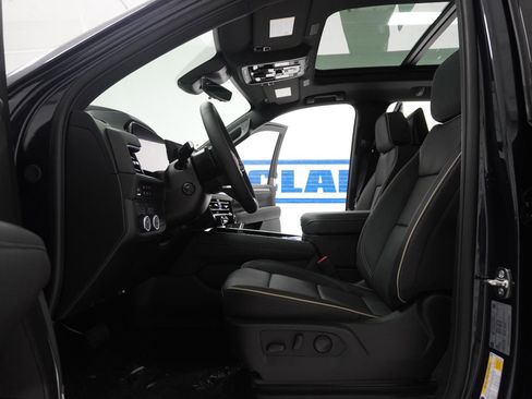 New 2026 Chevrolet Suburban Premier RWD image 18
