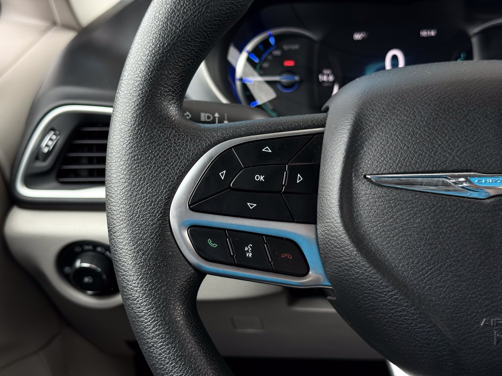 Used 2018 Chrysler Pacifica Touring Plus FWD image 35