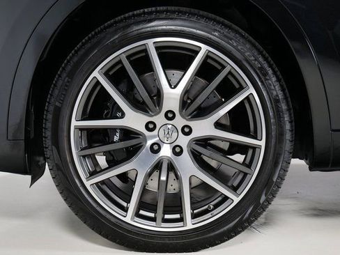 Used 2022 Maserati Levante Modena image 9