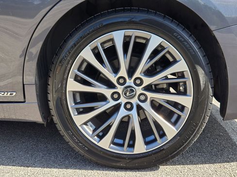 Used 2020 Lexus ES 300h w/ Premium Package FWD image 32