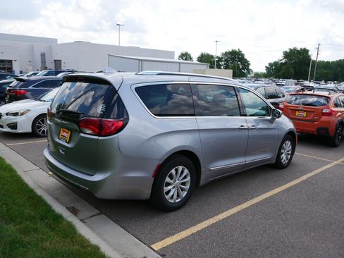 Used 2019 Chrysler Pacifica Touring-L FWD image 5