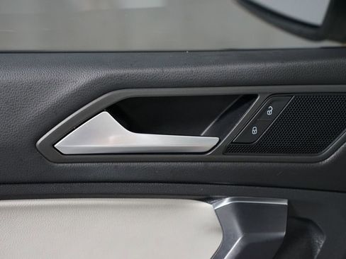 Used 2021 Volkswagen Tiguan SE image 30