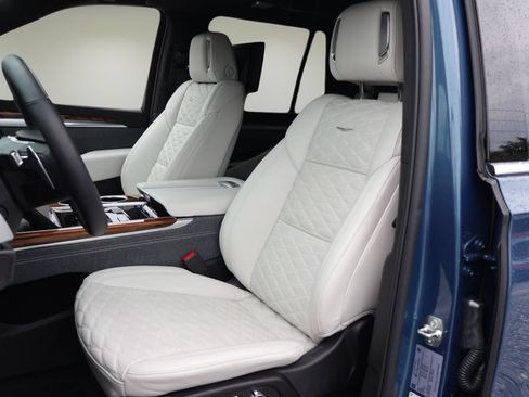 Certified 2025 Cadillac Escalade Premium Luxury Platinum w/ LPO, Floor Liner Package AWD/4WD image 10