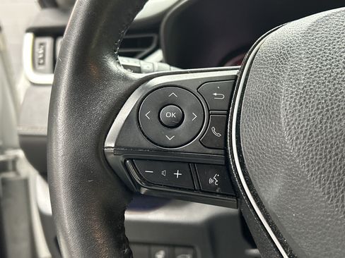 Used 2019 Toyota RAV4 Limited FWD image 18