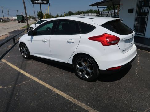 Used 2017 Ford Focus SE FWD image 4