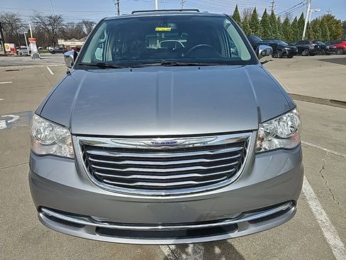 Used 2014 Chrysler Town & Country Touring-L image 4