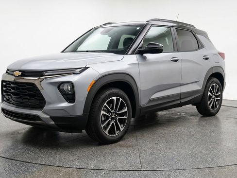 Used 2025 Chevrolet TrailBlazer LT FWD image 3