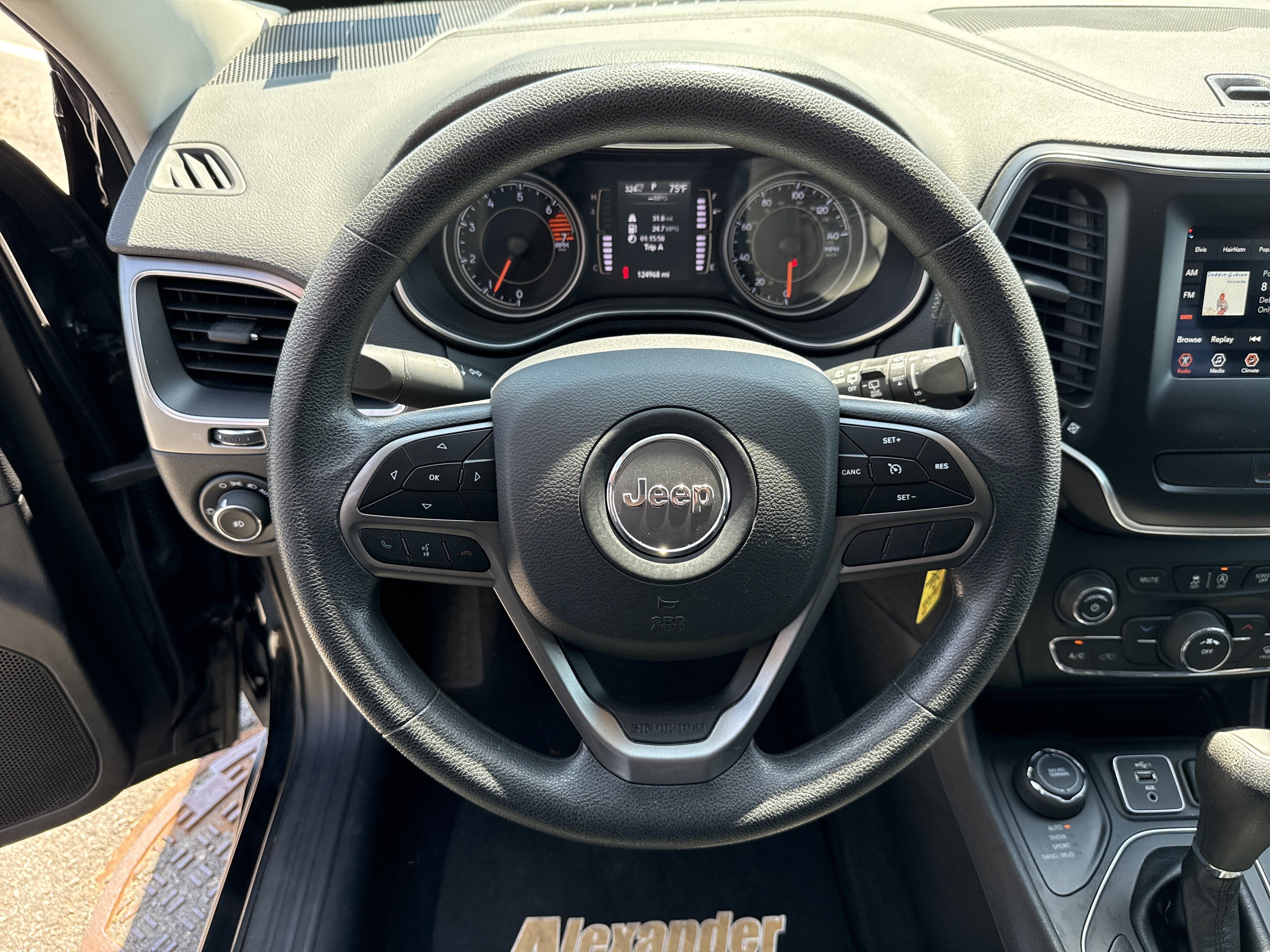 Used 2019 Jeep Cherokee Latitude w/ Popular Appearance Group AWD/4WD image 19