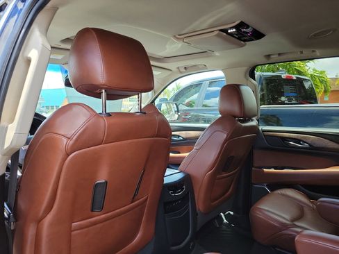 Used 2019 Cadillac Escalade ESV Premium Luxury AWD/4WD image 11