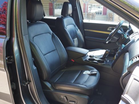 Used 2018 Ford Explorer XLT w/ Equipment Group 202A AWD/4WD image 27