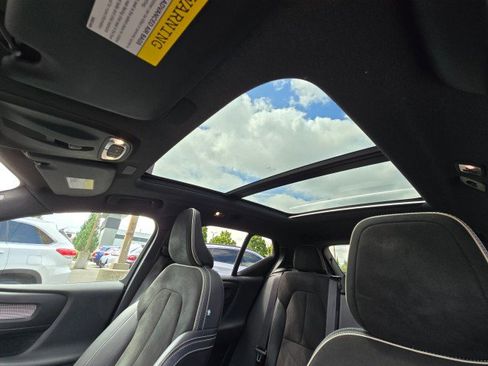 Used 2021 Volvo XC40 T5 R-Design image 25