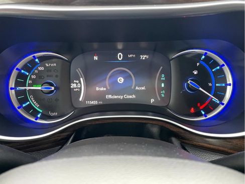 Used 2021 Chrysler Pacifica Limited w/ Uconnect Theater Family Group FWD image 14