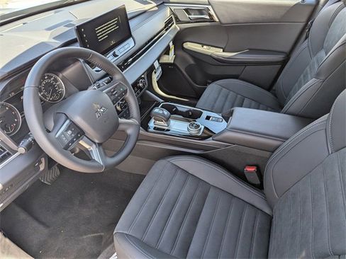 New 2025 Mitsubishi Outlander SE image 10