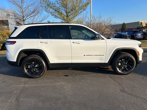 New 2025 Jeep Grand Cherokee Altitude image 8