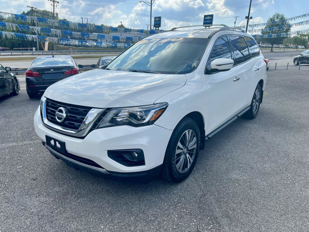 Used 2017 Nissan Pathfinder SV FWD image 3