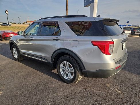 Used 2022 Ford Explorer XLT w/ Equipment Group 202A image 4