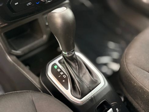 Used 2020 Jeep Renegade Latitude FWD image 27