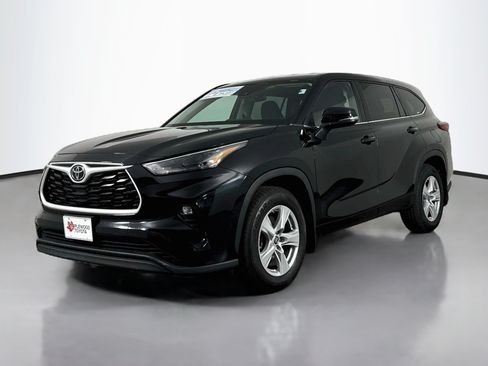 Used 2023 Toyota Highlander LE AWD/4WD image 3