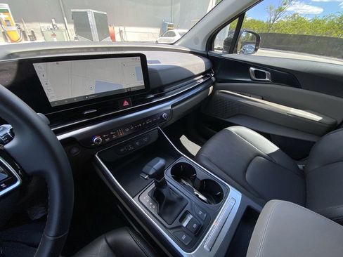 Used 2025 Kia Carnival FWD image 8