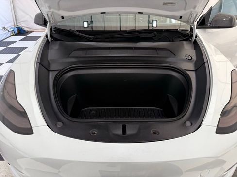 Used 2022 Tesla Model Y Long Range image 9