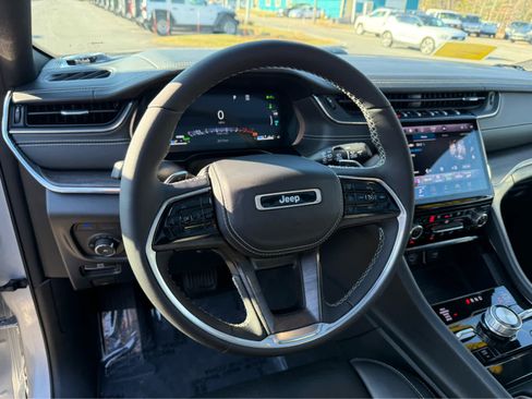 Used 2024 Jeep Grand Cherokee Overland w/ Luxury Tech Group IV image 13