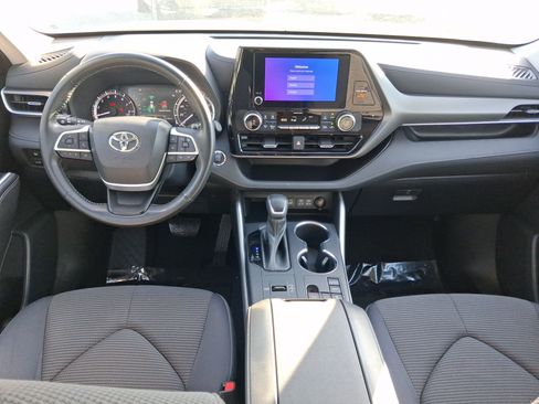 Used 2023 Toyota Highlander LE FWD image 8