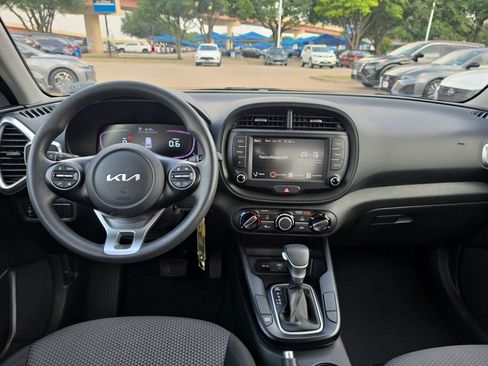 Used 2025 Kia Soul LX w/ LX Technology Package FWD image 13