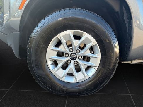 Used 2024 Nissan Frontier SV AWD/4WD image 9