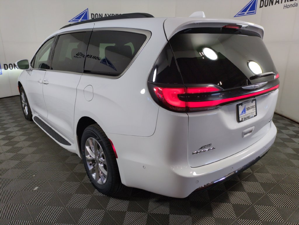 Used 2022 Chrysler Pacifica Touring-L w/ Uconnect Theater Family Group AWD/4WD image 3