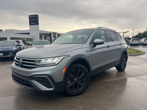 Used 2024 Volkswagen Tiguan SE image 2
