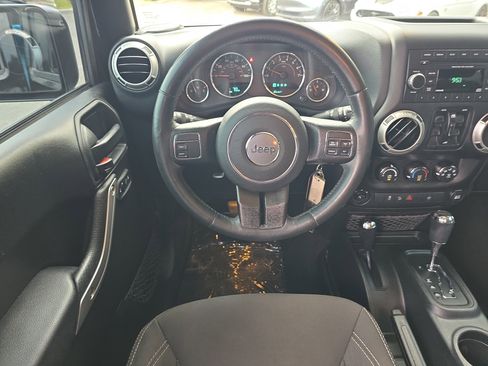 Used 2018 Jeep Wrangler Unlimited Sahara AWD/4WD image 12