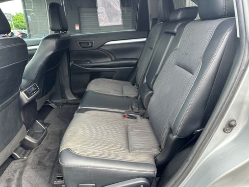 Used 2019 Toyota Highlander LE AWD/4WD image 10
