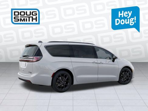 New 2026 Chrysler Pacifica Limited image 4