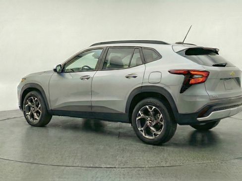 Used 2025 Chevrolet Trax LT FWD image 6