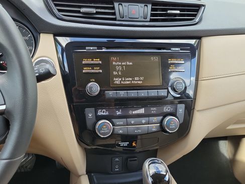 Used 2017 Nissan Rogue SV FWD image 26