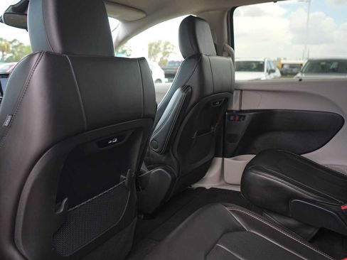 Used 2024 Chrysler Pacifica Touring-L FWD image 13