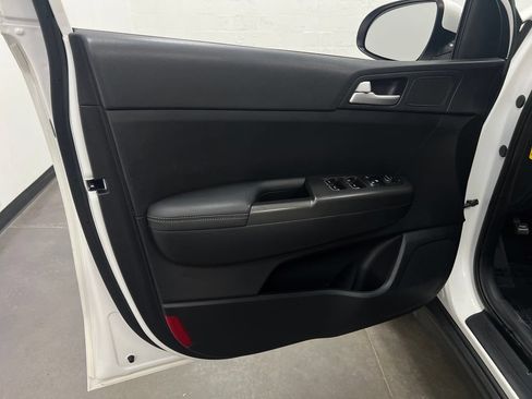 Used 2020 Kia Sportage LX AWD/4WD image 11