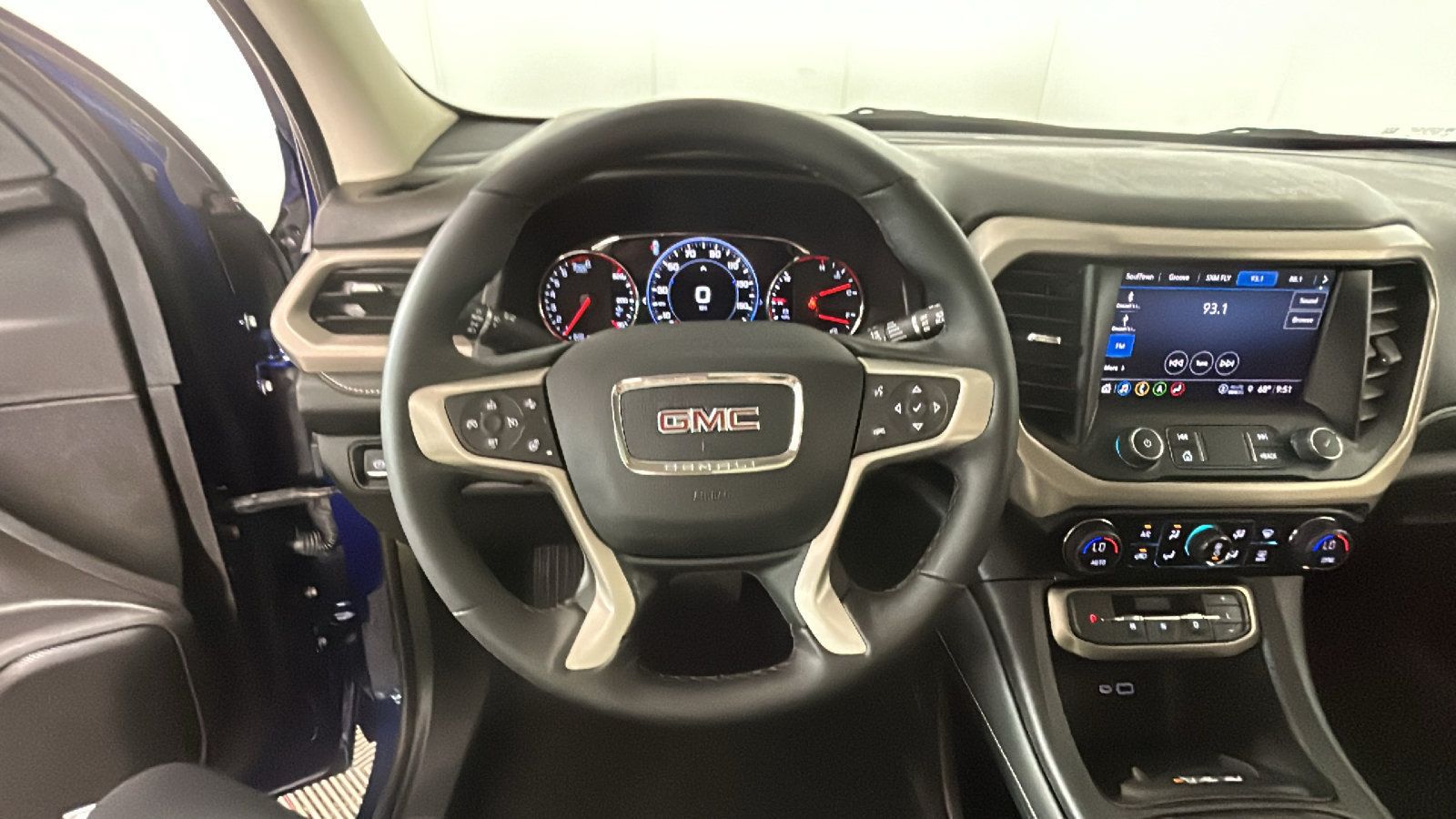 Used 2023 GMC Acadia Denali w/ Denali Technology Package AWD/4WD image 18