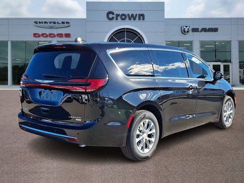 New 2026 Chrysler Pacifica Limited image 4
