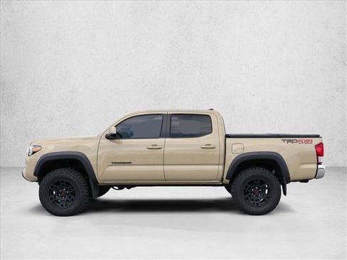 Used 2017 Toyota Tacoma TRD Off-Road AWD/4WD image 4