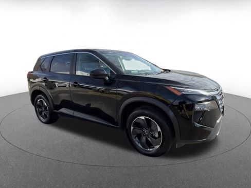 Used 2025 Nissan Rogue SV image 2