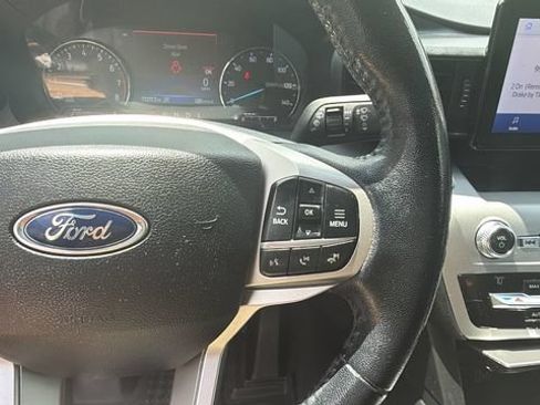 Used 2021 Ford Explorer XLT AWD/4WD image 30