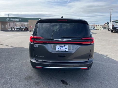 Used 2023 Chrysler Pacifica Touring-L image 10